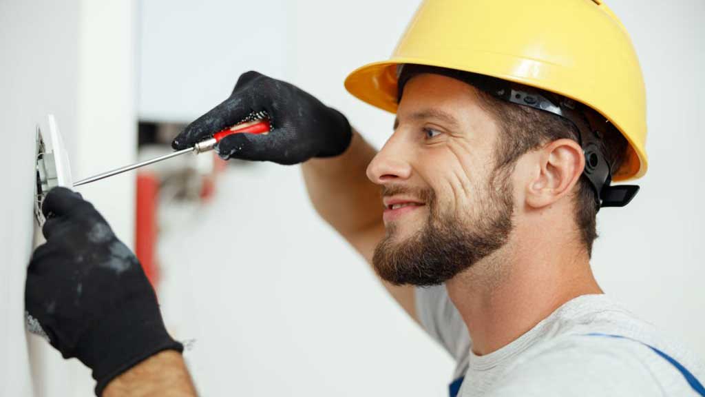 Zij-instromer elektromonteur